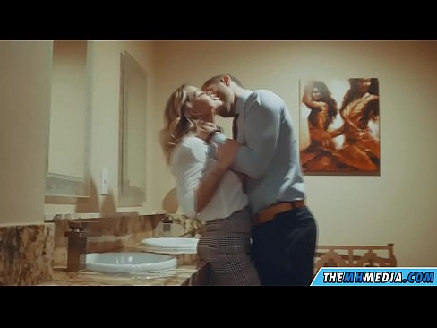 ❤️ Khi một cô gái tóc vàng busty quyến rũ bạn trong một nhà vệ sinh công cộng ️ Siêu quan hệ tình dục tại chúng tôi ﹏